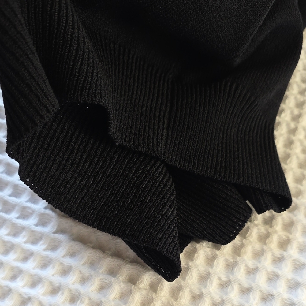 St. John Classic Black Short Sleeve Mock Neck Crop Sweater Medium - Picture 12 of 12